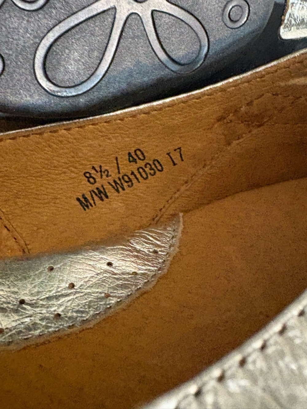 Born Women's Silver Leather Ballet Flats Size 8.5 - Picture 8 of 9
